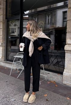 Ugg Tazz Black, Black Ugg Tasman Outfit, Ugg Tazz Outfit Ideas, Tasman Uggs Outfit, Uggs Tasman Outfit, Ugg Tasman Outfit, Tasman Uggs Outfits, Outfit Minimalista, Outfit With Uggs