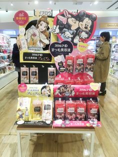 there are many products on display in the store