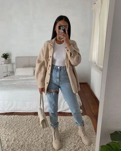 5 Mom Jeans Outfit Looks That You Will Love Outfit Botas, Nude Outfits, Looks Jeans, Mode Zara, Mom Jeans Outfit, Winter Fashion Outfits Casual, Beige Outfit, Outfit Jeans, Trendy Fall Outfits