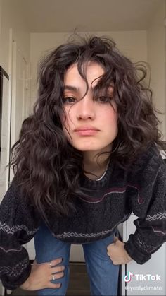 Curly Haircuts Aesthetic, Mid Length Curly Brown Hair, Short Curtain Bangs Long Hair Curly, Framed Curly Hair, Haircuts For Naturally Wavy Hair Medium Layered, Medium Length Hair With Layers Wavy Naturally Curly, Layers For Medium Length Hair Curly, Hippie Perm, Haircut Inspo For Wavy Hair