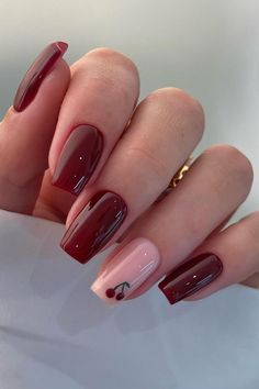 Con questi look in rosso, le tue mani non passeranno mai inosservate. Idee autunnali e invernali, perfette per ottobre e le festività natalizie, si alternano a stili estivi particolari e decorazioni glitter per un effetto scintillante. Le unghie gel eleganti e corte a mandorla sono l'opzione ideale per chi ama la semplicità, mentre quelle lunghe con bordo scuro donano un tocco audace. Trova il tuo stile tra questi 26 design. Fall Nail Inspiration Acrylic, New Year Nails Design, Short Classy Nails, Red Nail Design, Burgundy Nail Designs, Cherry Nail Art, Nails Model, Milky Nails, Red Nail Art