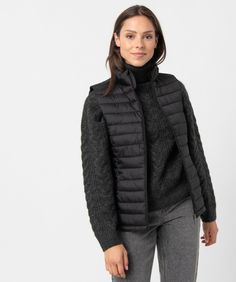 GÉMO FOR GOOD – Rembourrage 100% polyester recycléCette doudoune sans manches trouvera sa place dans tous les dressings féminins. Avec son matelassage léger, elle se porte en toutes saisons et réchauffe tous les looks. Ce blouson femme possède un col montant et se ferme par zip sur l’avant. Livrée avec sa petite pochette de rangement, cette doudoune vous accompagnera partout ! 2 poches dissimulées dans les coutures. Black Zip Up Hoodies, Christmas Jacket, Womens Puffer Vest, Black Puffer Vest, Winter Vest, Black Zip Ups, Black Vest, Down Vest, Zip Up Hoodies