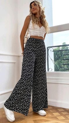 Flowy Pants Outfit, Boho Style Outfits Summer, Floral Pants Outfit, Wide Leg Trousers Outfit, Floral Wide Leg Trousers, Wide Legged Pants, Wide Leg Pants Outfit, Summer Pants Outfits, Europe Outfits