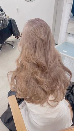 muc新宿/ヘアカラー/寺島直哉 on Instagram: "𝐛𝐞𝐢𝐠𝐞 こちらはケアブリーチ×2以上目安です🙌 . . ——————————— 僕のヘアカラーの持ち味は ・色持ちが良い，色が落ちて来ても綺麗🙆‍♀️ ・価格に対しての技術力の高さ🙇 ・毎月通える✨ という事です！ . 色持ちと色落ちの綺麗さには定評があります☺️ 特にベージュ系，ミント系カラーはお任せください！ ——————————— ✂︎カット✂︎ ショート〜ロングどんなレングスでも切れます😊 ・顔まわり小顔カット ・レイヤーカット 特に得意です🙆‍♀️ ——————————— ご予約はホットペッパーのクーポン欄からが おトクです‼︎ DMでも受け付けております🙇 . . 【料金】 ・ケアブリーチWカラー＋カット ¥19,900〜 ・カット＋カラー ¥11,900 "寺島限定"クーポンからのみご予約を受け付けております . . #美容室 #新宿 #新宿美容室 #新宿三丁目 #新宿東口 #メルティーカラー #アイスミントモカ #ヘアカラー #ベージュ # Blone Hair, Hair Asian, Pretty Hair Color, Dye My Hair, Hair Inspiration Color, Hair Inspiration