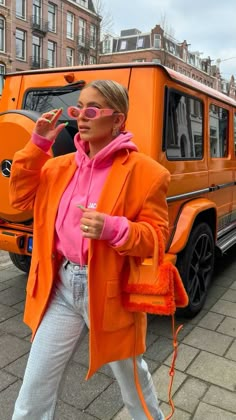 Ny Fw 2023 Street Style, Outfit Ideas Winter Colorful, Orange Autumn Outfit, Colorful Fall Outfits 2023, Colorful Outfits Winter, Colourful Aesthetic Outfit, Color Winter Outfit, Winter Outfits Colorful, Pink Orange Outfit