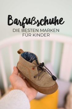 someone is holding their baby's shoes with the words, besten marken fur kind