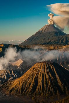 Mount Bromo, Monte Fuji, East Java, Halong Bay, Travel Time, Balinese, Places Around The World, Asia Travel, Amazing Nature