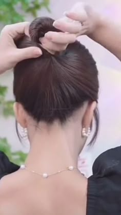 Neat Updo, Korean Bun Hairstyles Simple, Chic Bun Hairstyle Tutorial, Korean Hair Updo Simple, Hair Clip Bun Tutorial, Updos Tutorials Videos, Hair Twist Bun, Short Hair Updo Tutorial, Easy Bun Hairstyles For Long Hair