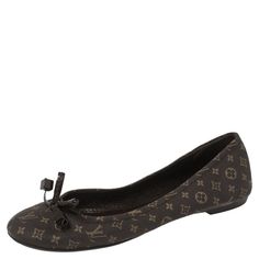 Personify Elegance While Flaunting These Ballet Flats. They Are From Louis Vuitton And They Feature Round Toes, Lv Metal Cubes And Bows On The Uppers, And Leather Insoles. Crafted From Signature Monogram Canvas, These Flats Are A Perfect Fit For Long Days. Shoes Louis Vuitton, Louis Vuitton Brown, Louis Vuitton Shoes, Brown Canvas, Monogram Canvas, Authentic Louis Vuitton, Cloth Bags, Flat Shoes Women, Ballet Flats