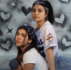 90s Photo Shoot, 2000s Photos, 2000s Photoshoot Backdrop, Chola Aesthetic, 90s Photoshoot, Besties Pictures