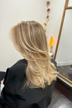 Medium Length Haircut For Thick Hair Long Layered Blonde, Blonde Hair Layers Short, Blonde Balayage With Layers, Balayage With Layers, Brown Hair Natural Highlights, Lots Of Layers Medium Hair, Beach Blonde Balayage, Blended Blonde Balayage, Margot Robbie Hair