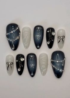 Different Length Nails On One Hand, Hamilton Nail Art, Christmas Nail Black, Dark Cute Nails, Black Kuromi Nails, Black Nail Inspo 2024, Black Simple Nails, Black Pearl Nails, Cute Blue Nail Designs