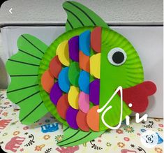 the paper plate fish is made to look like it has been cut out from construction paper