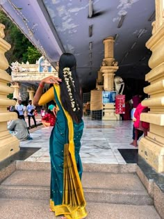 Saree For Temple Visit, Saree Poses In Temple, Tamil Girls Saree Look, Blue Indian Aesthetic, Tamil Saree, Simple Indian Suits, Simple Saree Designs, Tamil Girls, Celebrity Fashion Looks