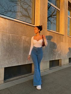 Flare Light Blue Jeans Outfit, Flare Jean Outfit, Portret Feminin, Pant Outfits, Flare Jeans Outfit, Spring Closet, True Autumn, Fasion Outfits, Casual College Outfits