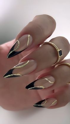 Nail Art On Black Nail Paint, Hoco Nails Gold And Black, Black Stilleto Nails Designs Simple, Black And Gold Design Nails, Grad Nails Black, Black And Gold Nail Art Designs, Gold Black Nails Design, Simple Black And Gold Nails, Hoco Nail Designs