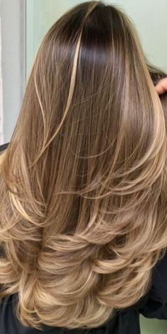 Discover 75 stunning modern feather cut hairstyles for women that are sure to make a statement. #FeatherCut #Hairstyles #WomenFashion #HairInspo Summer Highlights, Perfect Blonde, Hair Done, Brown Hair Balayage, Long Layered Haircuts, Blonde Hair Inspiration, Haircuts Straight Hair, Hair Coloring