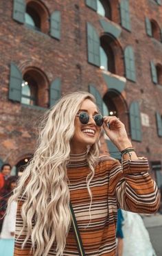 Magnétique debout Photo Exposure, Blonde Beach Waves, Trendy We Fryzurach, Festival Mode, Fancy Hair, Millennials Fashion, Mountain Style, Icy Blonde, Long Blonde