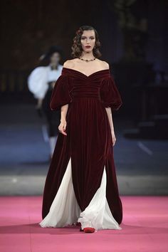 Medieval Inspired Fashion Runway, Elie Saab 2023 Haute Couture Fall Winter, Runway Fashion Couture Alexander Mcqueen, Runway Fashion Couture Dolce & Gabbana, Fashion Dresses 2023, Pink Runway Fashion, Vampire Fashion Aesthetic, White Runway Fashion, Crazy Runway Fashion