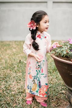 Áo dài in hoa nhìn là yêu dành cho phù dâu nhí - Dịch vụ đám cưới trọn gói Honey Bees Unique Gowns, Vietnam Costume, Autumn Birthday, Tet Holiday, Mobile Girl, Kid Dress, Kids Dress Collection, Chinese Traditional Costume, Chinese Style Dress