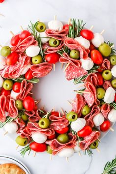 Charcuterie wreath Christmas Salami, Salami Board, Christmas Charcuterie Wreath, Holiday Appetizer Ideas, Charcuterie Wreath, Idea For Dinner, Cheese Christmas, Salami And Cheese, Progressive Dinner