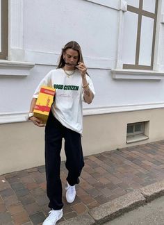 Lesbian Outfits Summer, Anna Winck, Street Style Women Winter, Baggy Tee, Shirts Oversized, Streetwear Mode, Grunge Look, Urban Street Style