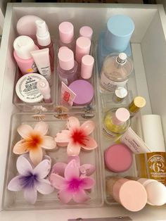 Skin Care Decor, Skin Care Drawer, Skincare Drawer, Skincare Routine And Products, Skin Care Organization, Makeup Beauty Room, Preppy Makeup, Drawer Organization, Makeup Drawer Organization