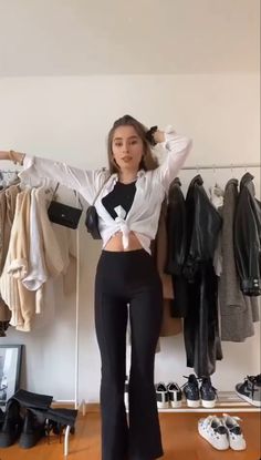 Outfits Black Flared Pants, Black Flared Pants Outfit Summer, Outfit Inspo Black Flared Pants, White Flare Pants Outfit Casual, Black And White Flare Pants Outfit, Zara Flared Pants, Flare Black Trousers Outfit, Black Flairs Outfit, Flare Black Jeans Outfit Winter