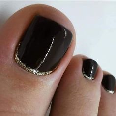 2024 Summer Toe Nail Colors & Designs: Trendy Gel, Polish, and Art Ideas Black Pedicure With Glitter, Black Toenails With Glitter, Black Gold Pedicure, Black And Gold Toe Nail Designs, Black And Gold Pedicure, Black Toenail Designs, Black Pedicure Toenails, Black Toe Nail Designs, Winter Toe Nails