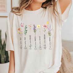 Transforma tu guardarropa con nuestra camiseta cristiana playera Mujeres de la Biblia. Perfecta como regalo para mujer o para una amiga cristiana, esta camiseta de Mujeres de la Biblia en español presenta un versículo bíblico inspirador. ¡Consigue la tuya hoy! 𝗣𝗿𝗼𝗱𝘂𝗰𝘁 𝗗𝗲𝘁𝗮𝗶𝗹𝘀: 🧡Bella and Canvas Women Of The Bible, Pastor's Wife, Women's Retreat, Bible Verse Tees, Group Matching, Spanish Woman, Womens Retreat, Christian Friends, Floral Phone Case