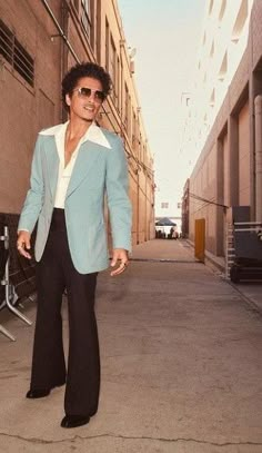 Bruno Mars 70s, Disco Party Guy Outfit, 70s Disco Party Outfit Guys, Disco Inspired Outfits Men, Retro Disco Outfit For Men, 70s Mens Fashion Aesthetic, 90s Disco Outfit Men, 70s Modern Fashion Men, 90s Prom Outfit Men