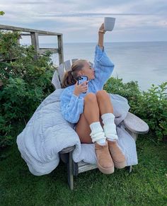 Coastal Street Style, Winter In The Hamptons, Costal Granddaughter Aesthic Clothes, Blue Fall Outfits, Beachy Winter Outfits, Knit Wear Outfit, Babysitting Outfit, Light Blue Sweater Outfit