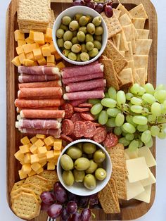 wooden charcuterie board with Salami, Pastrami, olives, crackers, green grapes, red grapes, cheddar cheese, gouda cheese, white cheddar cheese. Finger Foods For Wedding, Foods For Wedding, Easy Party Appetizers, Bachelorette Party Food, Pool Party Snacks, Charcuterie Board Meats, Charcuterie Appetizers, Party Food Buffet, Catering Ideas Food