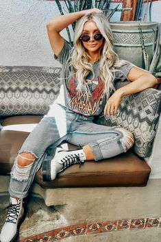 White Dr Martens Outfit Fall, Dr Martens Outfit Fall, White Dr Martens Outfit, White Combat Boots Outfit, White Doc Martens Outfit, Combat Boot Outfits, Combat Boot Outfit, White Boots Outfit, Outfit Botas