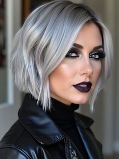 This frosty silver bob is a standout for the colder months, blending sleekness with winter hues. The sharp cut and edgy color make this a bold choice for anyone looking to turn heads this winter. The shoulder-length cut adds enough warmth for those chilly winter days, while the platinum silver color gives it a chic, icy finish. Perfect for winter 2024-2025 with a modern twist. Winter Hair Color Ideas Short Hair, Platinum Silver Hair, Silver Bob, Winter Hairstyle, Voluminous Waves, Modern Short Hairstyles, Shoulder Length Bob, Soft Blonde, Blonde Waves