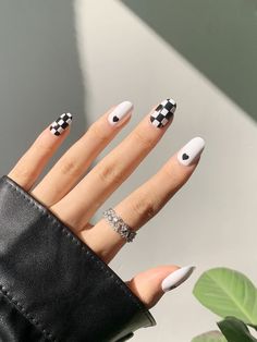 Black And White Nail Designs, Checkered Nails, Black And White Nail Art, Kutek Disney, Fake Nails Designs, Lilac Nails, White Acrylic Nails, Colorful Nails, Black Nail Designs