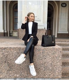 Casual Leather Leggings, Casual Leather Leggings Outfit, Outfits Leggins, Leather Leggings Outfit, Look Legging, Look Office, Instagram Autumn, Business Casual Outfits For Work, Leggings Outfit