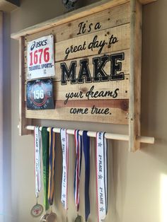 a wooden sign that says it's a great day to make your dreams come true