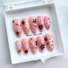 White Daisy Nail Art, Nails Black And White, Press On Nails Black, Black And White Daisy, Daisy Nail Art, Gel Press On Nails, Daisy Nails, Gel Press, Gel Nail Design