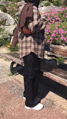 Masc Hijabi, Hijabi Flannel Outfit, Brown Hijab, Stylish Outfits Casual, Hijabi Fits, Muslim Style