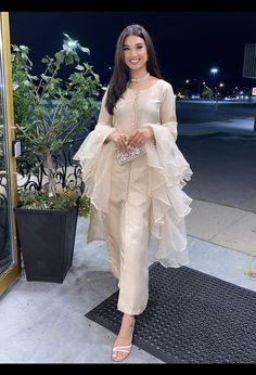 Girlish Suits Designs, Eid Outfits Pakistani, Eid Outfits Ideas, Chic Outfits Edgy, Eid Outfit Ideas, Farewell Dresses, Desi Fits, Eid Outfit, Womens Trendy Dresses