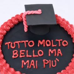 a graduation cake with the words tutto mollo bello ma mai piu written on it