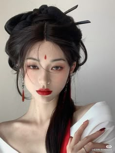 Geisha Hair, Chinese Makeup, Peinados Fáciles Para Cabello Corto, Long Black Hair, Hair Reference, Red Lipstick, Portrait Poses, Female Poses, Photo Reference