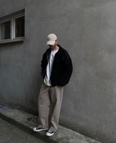 Mens Outfits With Caps, Cap Pose Men, Aesthetic Poses For Men Photography, Street Photoshoot Men, Aesthetic Poses Men, Off Campus Series, John Tucker, Spiritual Fashion, Baseball Cap Outfit