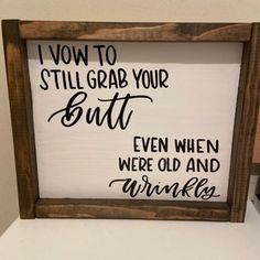 Diy Signs For The Home Funny, Funny Living Room Signs, Diy Wooden Signs, Cricut Signs, Wooden Signs With Sayings, Cute Signs, Cricut Craft Room, Bathroom Signs, Cricut Projects Vinyl