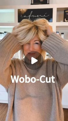 Tina Artz / CharismaLook on Instagram: "New Hair. Kennst du WOBO? Hybrid aus Wolfscut & Bob: Die Haare sind sichtbar durchgestuft mit fransigen Spitzen & klassisch, kinnlang. Mein WOBO-Cut schwebt Richtung Schlüsselbein, hat ordentlich Volumen und ist „zackig“, fransig geschnitten – sagt Simone @cafune_simone. Ich finde, er ist ein echter Gewinn für eine moderne Optik und - dass ich dafür Länge opfern musste - geschenkt!😃   👉Tatsächlich habe ich nicht mein Leben geändert, wie einst Coco Chanel zu kurzen Haaren  bemerkte, aber ich habe das Chapter „kurze Haare“ aufgeschlagen. Mein WOBO ist definitiv ein Short-Cut, trotzdem bin ich damit nicht auf einen Style festgelegt. UND! Haare wachsen ja wieder!😉   👉Styling: Simone föhnt ihn glatt und mit Schwung. Er lässt sich aber genauso bauschig A Line Bob Short Stacked, Short Bob Back View, Shaggy Bob For Fine Hair Over 50, Cowlick Hairstyles, Short Hair Plus Size, Messy Blonde Bob, Grey Hair Inspiration, Choppy Bob, Chin Length Hair