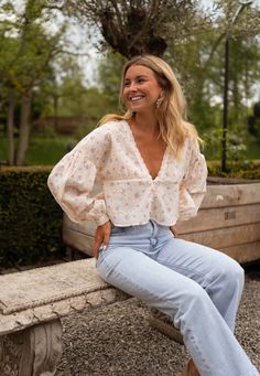 Feminine Style Casual, Casual Brunch Outfit, Dressy Jeans, Parisian Summer, Feminine Casual, Southern Fashion, Farm Clothes, Fashion And Beauty Tips, Vintage Blouse