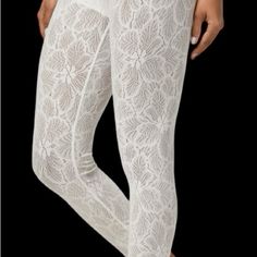 Get Ready To Level Up Your Fitness Fashion Game With Our Newest Addition - Halara 2 In 1 White Lace Leggings! These Versatile Leggings Are Designed To Keep You Looking Stylish And Feeling Comfortable During Any Workout. With A Flattering High-Waisted Fit And A Delicate Lace Detailing, These Leggings Are A Must-Have For Any Active Woman. - High-Quality Fabric For Maximum Comfort - 2-In-1 Design - Lace Overlay Can Be Worn As Shorts Or Tied Around The Waist - Moisture-Wicking Technology To Keep You White Lace Leggings, High Waisted Cargo Pants, Plain Leggings, Lace Leggings, Color Block Leggings, Knit Denim, Green Leggings, High Waisted Flares, Plus Size Leggings