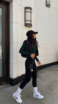 Love this outfit! Found all the pieces on Amazon for cheap: Yankee's Cap- https://amzn.to/3Cqfg2r Regular black hat- https://amzn.to/3Glk5MC Vest- https://amzn.to/3GjNSoO Top- https://amzn.to/3FYMbf4 Leggings- https://amzn.to/3YQDEDD Socks- https://amzn.to/3WofWNn Shoes- https://amzn.to/3X1YtdV College Sweatpants Outfit, 25 Degree Weather Outfit, Simple Comfy Outfits For School, 29 Year Old Woman Fashion, Sportwear Outfit Woman, Outfits Leggins, Womens Fitness Inspiration, Modele Fitness