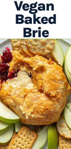 Vegan baked brie on a plate with apples and crackers. Vegan Appetizers For Thanksgiving, Puff Pastry Vegan Recipes, Vegan Puff Pastry Recipes Desserts, Vegan Holiday Appetizers, Gluten Free Vegan Puff Pastry, Easy Vegan Puff Pastry Dessert, Vegan Brie Cheese Recipe, Vegan Christmas Appetizers, Cranberry Appetizer